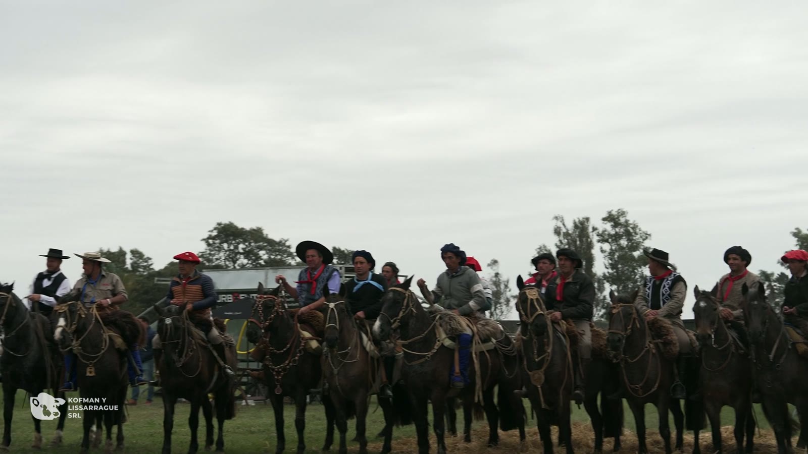 Tropilla de jinetes formada en el predio durante el remate Rústicos del Taragüí