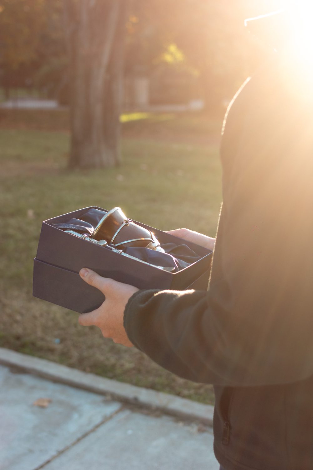 Caja de regalo fotografiada al atardecer