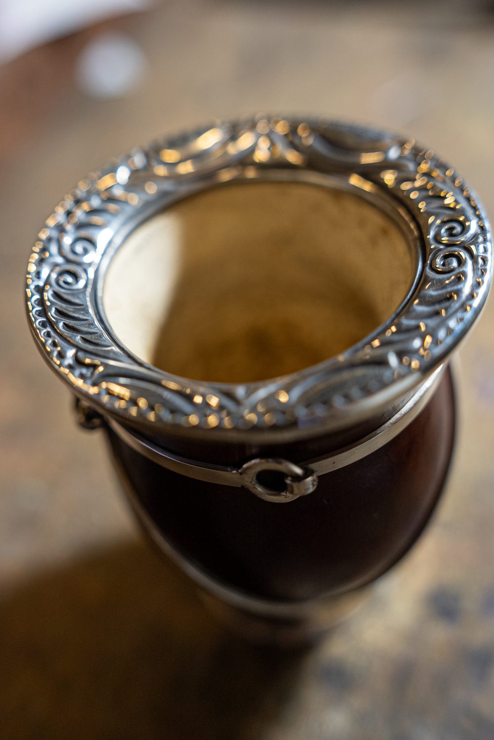 Macro de la boca cincelada de un mate de plata