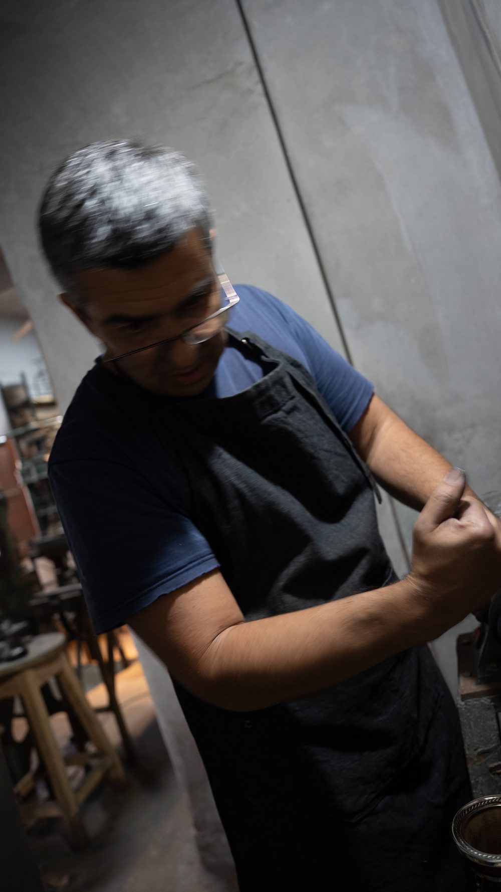 Retrato del platero trabajando en el taller