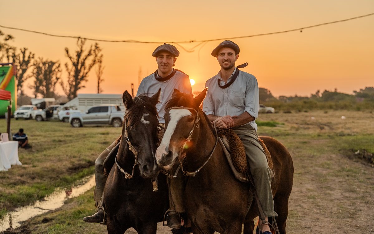 Cobertura de la Exposición Rural de Mercedes: jinetes al atardecer